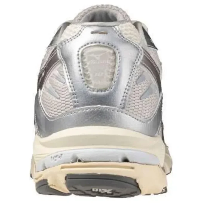 Wave Rider 10 “Metallic Snow White”